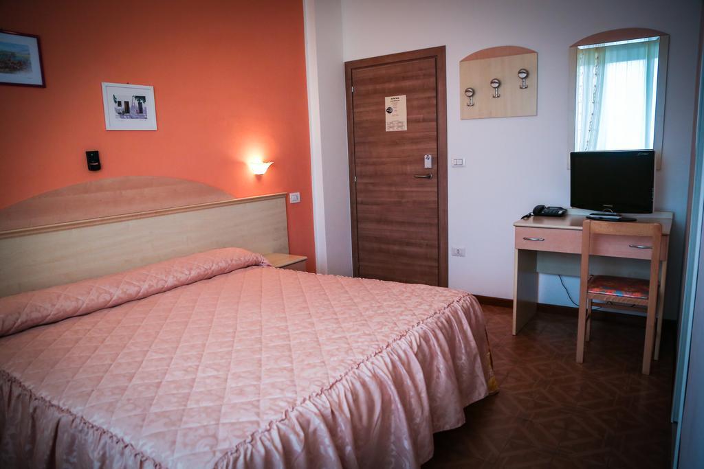 Hotel Ausonia Monte Porzio Eksteriør billede